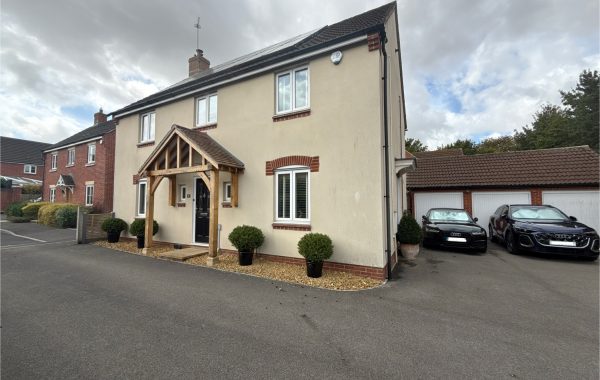 Shrewsbury Rd, Yeovil, Somerset, BA21 *Double garage*